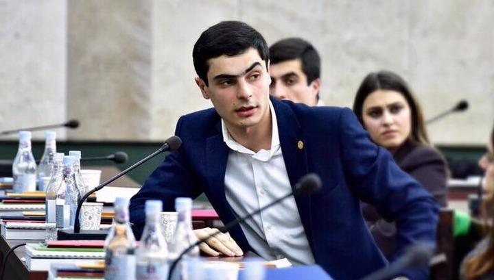 Ուսանողները փողո՞վ են ցույց արել