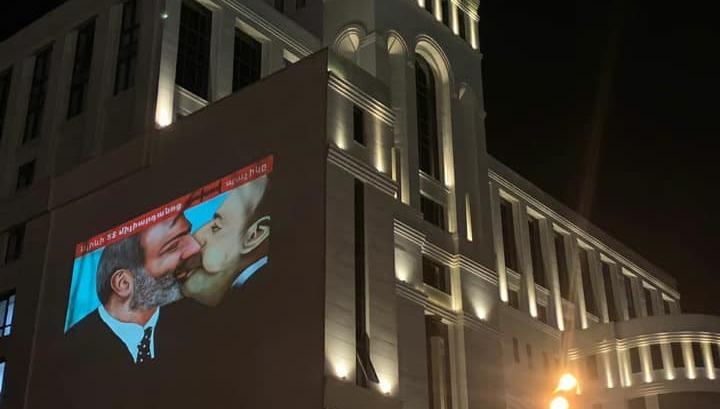 «Ալիևի 5 միլիարդանոց «դուխով» պաչիկը»՝ ԱԳՆ շենքի պատին