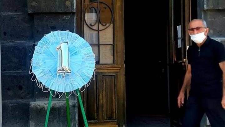 Կառավարությանը պսակ են փոխանցել՝ ի նշան բողոքի․ «Հրապարակ»