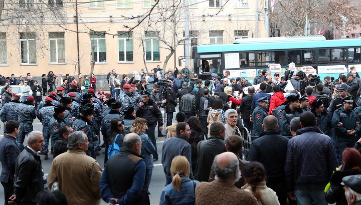 Լարված իրավիճակ և բախում՝ Օպերայի տարածքում․ Ուղիղ