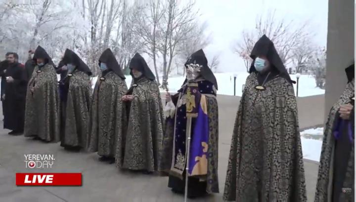 Ամենայն Հայոց Կաթողիկոսը սգո պատարագ է մատուցում Եռաբլուրում. ՈւՂԻՂ