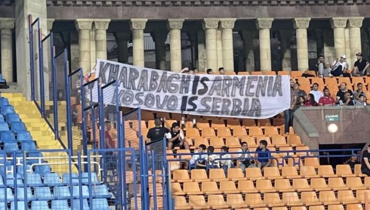 Ոստիկաննները փորձեցին տանել «Ղարաբաղը Հայաստան է, Կոսովոն` Սերբիա» ցուցանակը. Հակոբ Բերբերյան