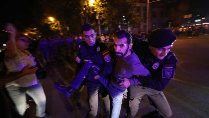 Բերետավորները քաշքշելով բերման են ենթարկել նաեւ քաղաքագետ Արա Պողոսյանին