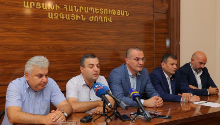 ԱՀ ԱԺ քաղաքական ուժերին հավաստիացրել են, որ չկա որևէ փաստաթուղթ, որը կարող է վնասել Արցախին ու Հայաստանին