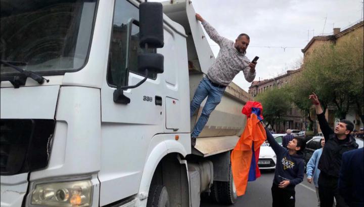 Բեռնատարի վարորդը ինքնակամ միացավ արժանապատիվ հայերին՝ ընդդեմ թրքաբարո իշխանությունների