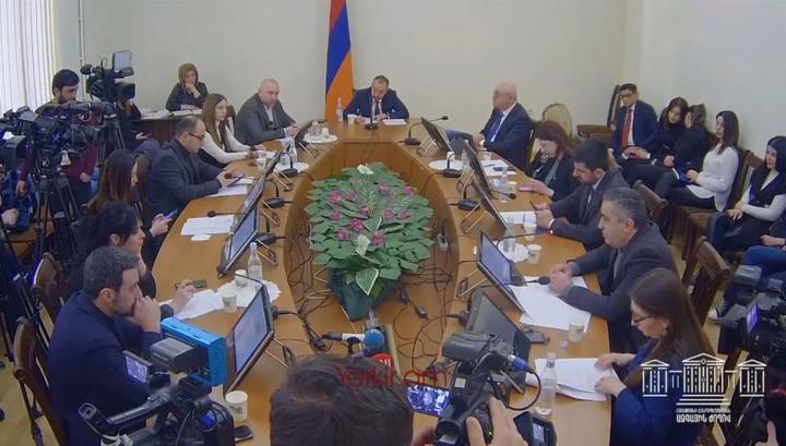 Ստանդարտ ճանապարհով՝ ընդդեմ պետական շահի. Այլըտրանքային նախագծեր խումբ