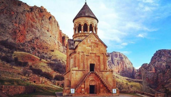 Նորավանքի եկեղեցու՝ դեպի երկրորդ հարկ տանող աստիճանների մոտ տեղադրվել են արգելող ցուցանակներ