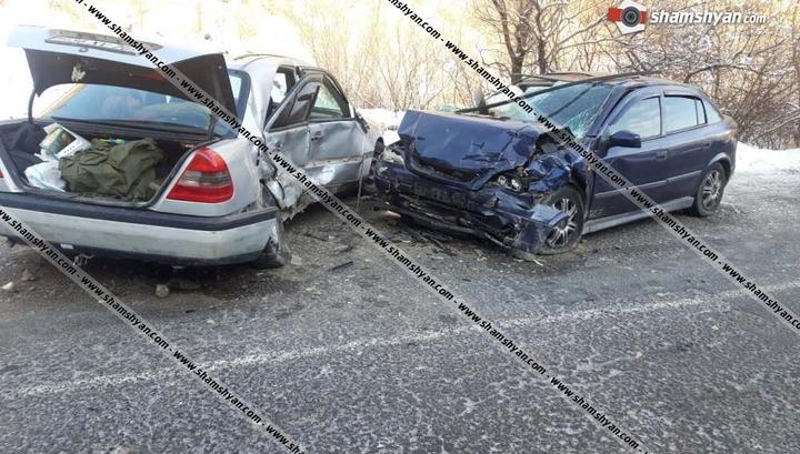 Վայոց Ձորում բախվել են զորամասի ծառայության պետի Mercedes-ն ու պայմանագրային զինծառայողի Opel-ը