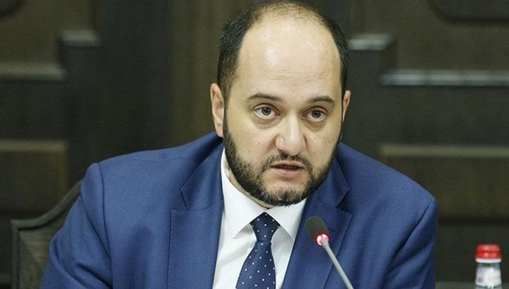 Արայիկ Հարությունյանը վախենում է, որ դիմորդներն իր վրա մե՞զ կլցնեն․ նրան ուղեկցում են ոստիկաններ․ Politik.am