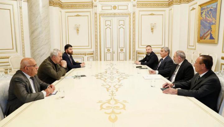 Նիկոլ Փաշինյանը հանդիպել է իր արտախորհրդարանական «թիմին»