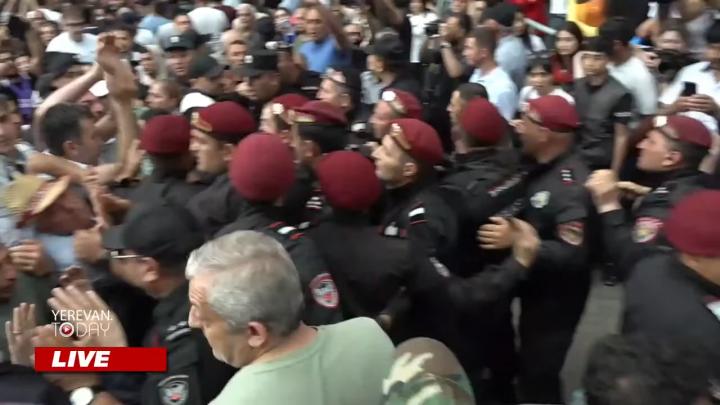 ԱԳՆ շենքի մոտից բերման են ենթարկվել հոգևորականներ և լրագրողներ