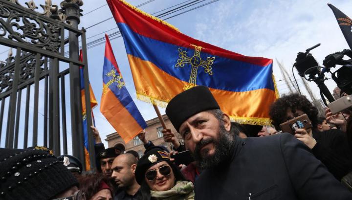 Տրանսգենդերների դեմ ցույցին մասնակցած Տեր Ղազար քահանան փիլոնազուրկ է արվել