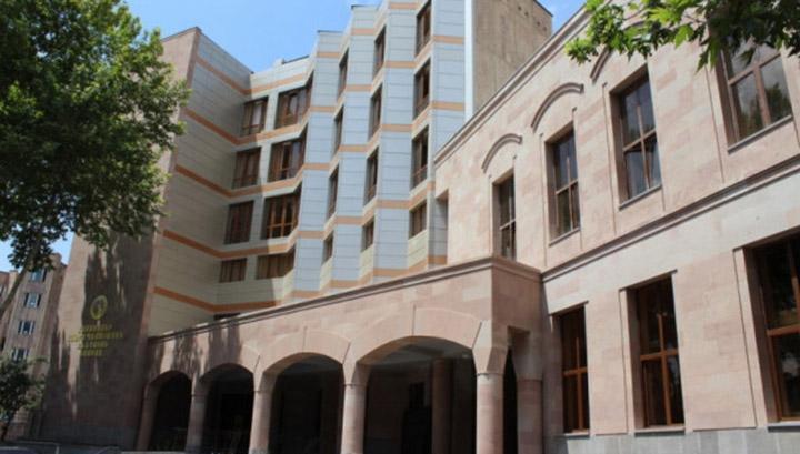 Տնօրենն իր ուսանող դստերը դպրոցում լաբորանտ է գրանցել