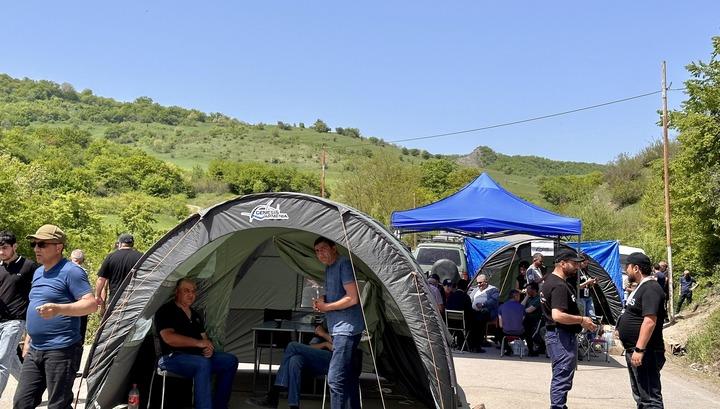 Մի խումբ կիրանցիներ փորձել են մտքափոխ անել պայքարողներին, որ քանդեն ճանապարհին տեղադրված վրանը․ «Հրապարակ»