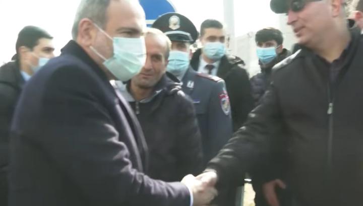 Ոստիկանության գնդապետը «պատահական անցորդի» անվան տակ հանդիպել է Արարատի մարզ այցելած Փաշինյանին. Mediaport