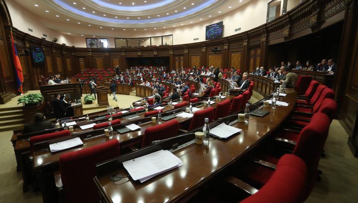 ԱԺ նիստը կրկին սկսվեց ընդմիջմամբ․ ՈւՂԻՂ