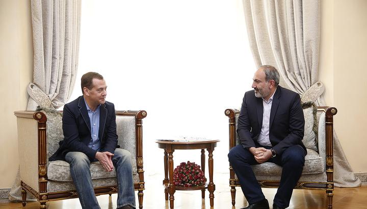 Փաշինյանը կառավարական առանձնատանն ընդունել է Մեդվեդևին