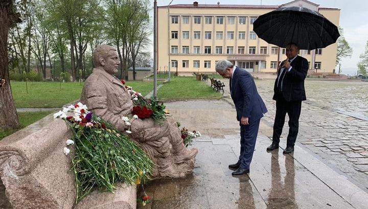 Սերժ Սարգսյանն այցելել է Ստեփանակերտի հուշահամալիր