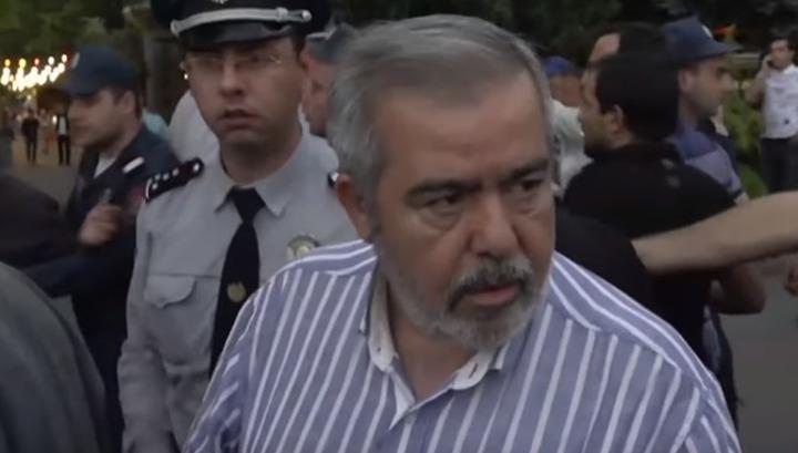 Ցուցարարները հարձակվել են թոռների հետ զբոսնող Հրանտ Մարգարյանի վրա