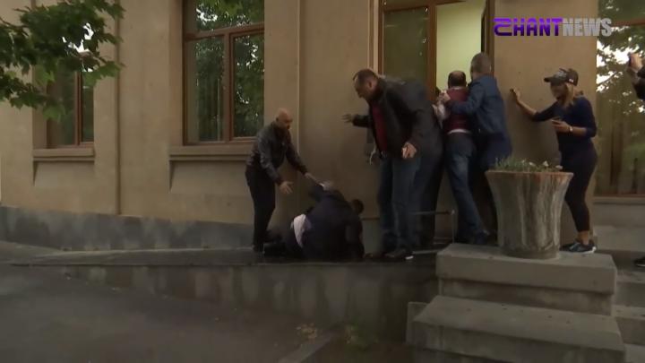 Ցուցարարները դատավորին վայր գցեցին. Shantnews.am