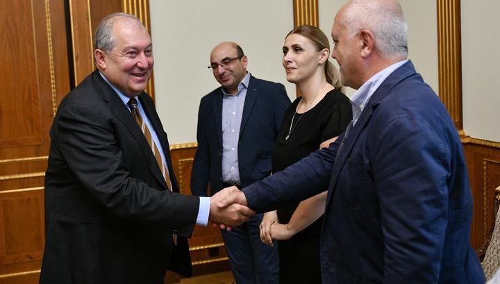 Արմեն Սարգսյանը հանդիպել է «Այլընտրանքային նախագծեր» խմբի անդամների հետ
