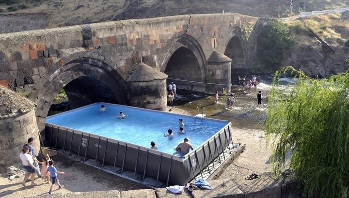 Օշականի 17-րդ դարի կամրջի տակ փչովի լողավազան են տեղադրել