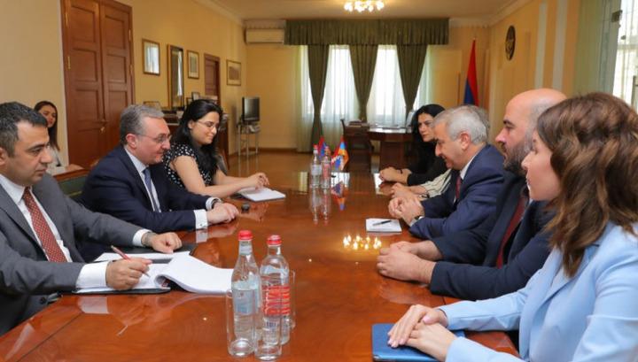 Աշոտ Ղուլյանը և Զոհրաբ Մնացականյանը քննարկել են ԼՂ հիմնախնդրի կարգավորման հարցը