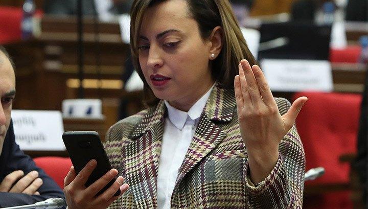 Իսկ տիկին Նազարյանը ստատուս գրելուց առաջ պատմությունը կարդո՞ւմ է