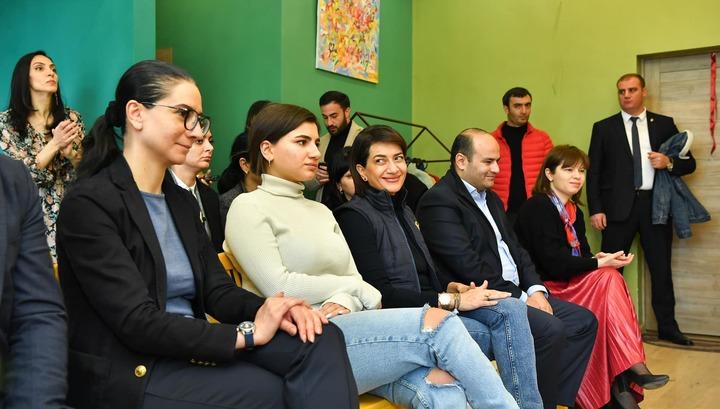 Հազարավոր երեխաների որբացրած Փաշինյանի կինն այցելել է մանկատուն