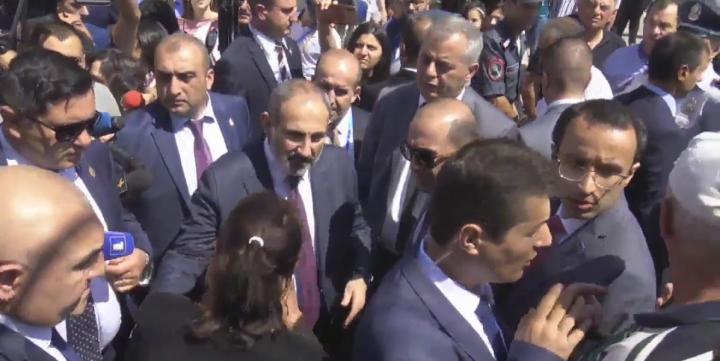 Մի գոռացեք, մենք ուրիշ բանի համար ենք  եկել. Փաշինյանը` քաղաքացիներին