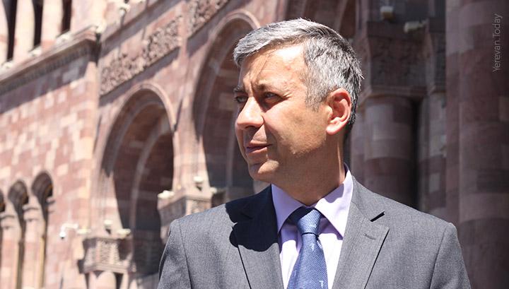 Փաշինյանի մամուլի խոսնակը և՛ Թբիլիսիում, և՛ Երևանում ռեստորաններ ունի. «Իրատես»