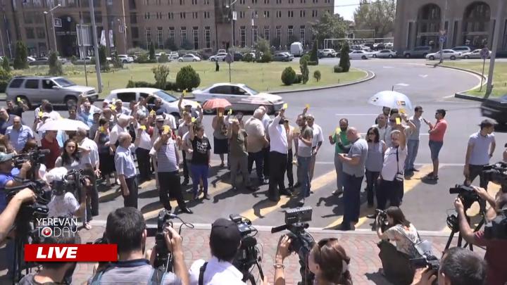 Դաշնակցության բողոքի ակցիան՝ Երևանի քաղաքապետարանի դիմաց․ ՈւՂԻՂ