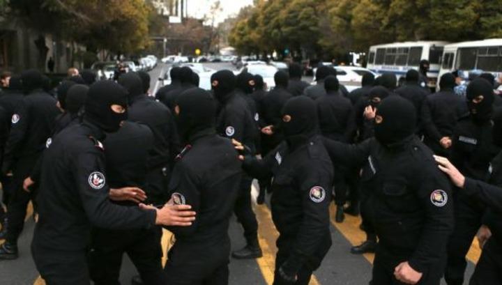 Դիմակավորված ոստիկանները օլիգարխների թիկնազորնե՞րն են. «Հրապարակ»