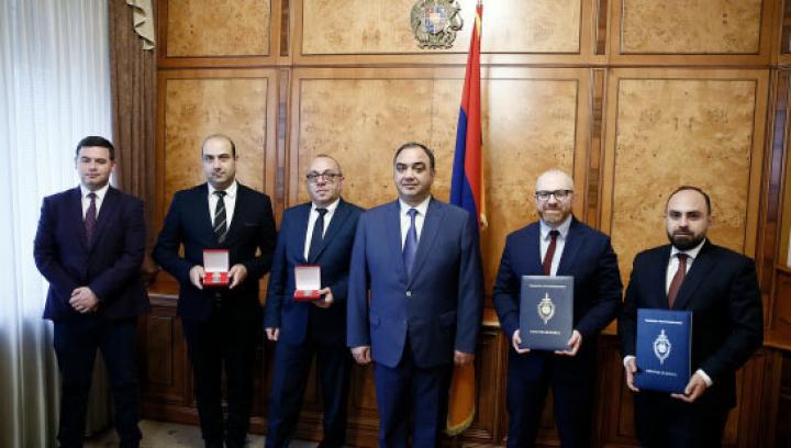 Մեդալներ և պատվոգրեր՝ մի նախարարությունից մեկ այլ նախարարություն