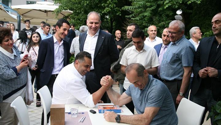 Հյուպատոսը հաստատում է՝ ազատվել է Քոչարյանի հետ լուսանկարի պատճառով․ Politik.am