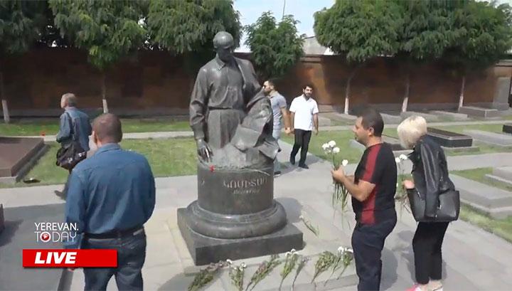 Ռոբերտ Քոչարյանի աջակիցները ծաղիկներ խոնարհեցին հայ մեծերի շիրիմներին