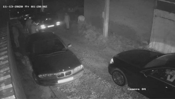 Սև մեքենաներ՝ «Իմ քայլ»-ից դուրս եկած պատգամավոր Վարդան Աթաբեկյանի տան մոտ