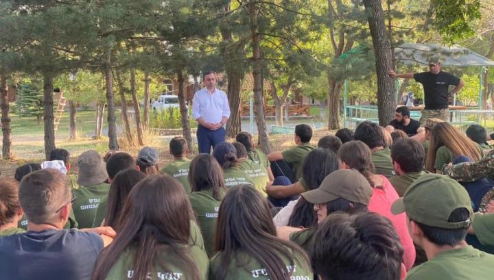 Մեր ոտնահարված արժանապատվության վերականգնումը նաև երիտասարդների առաքելությունն է. Իշխան Սաղաթելյանն այցելել է ՀՅԴ ՀԵՄ֊ի բանակավայր