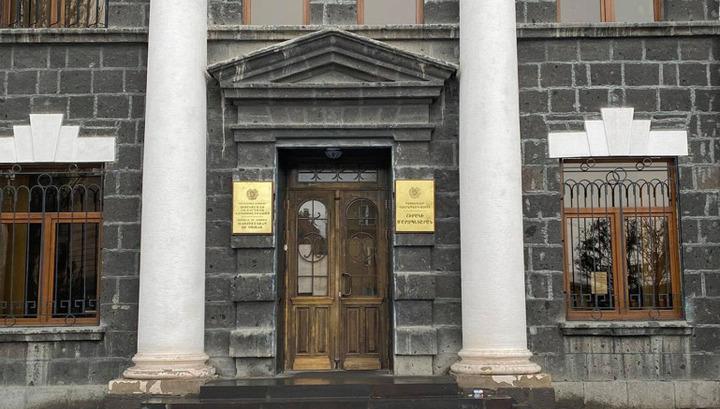 Ձերբակալվել են Շիրակի մարզպետարանի պաշտոնատար անձը, դպրոցի տնօրենն ու տեղակալը