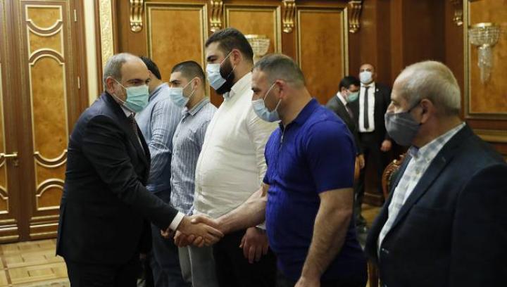 Ի՞նչ սրտով են սպորտսմենները, «մտավորականները» սեղմում կապիտուլյանտի ձեռքը. քաղաքագետ