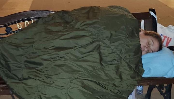 Զոհված զինծառայողների ծնողները գիշերել են կառավարության շենքի մոտ