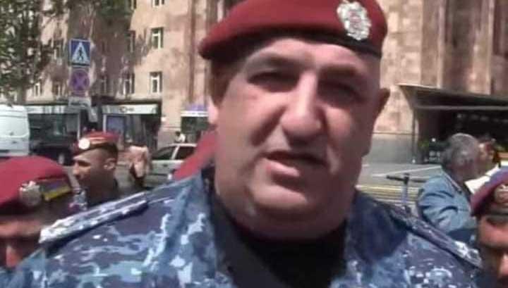 Զոհված հերոսների մայրերին գետնով քարշ տվող բերետավորների գործողության հրամանատարը. Բորիս Մուրազի