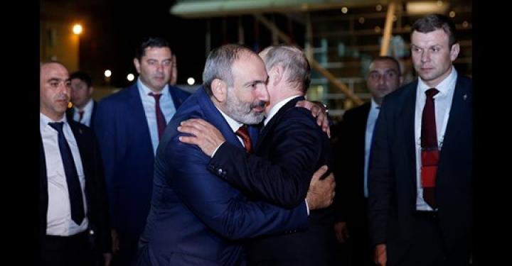 Փաշինյանը Պուտինի հետ գրկախառնված նկար է տեղադրել ֆեյսբուքյան էջին