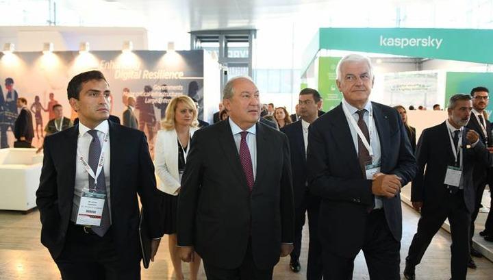 Մեկ-մեկ չեն լսում, չեն ընկալում․ նախագահը՝ իշխանությունների մասին․ «Հրապարակ»