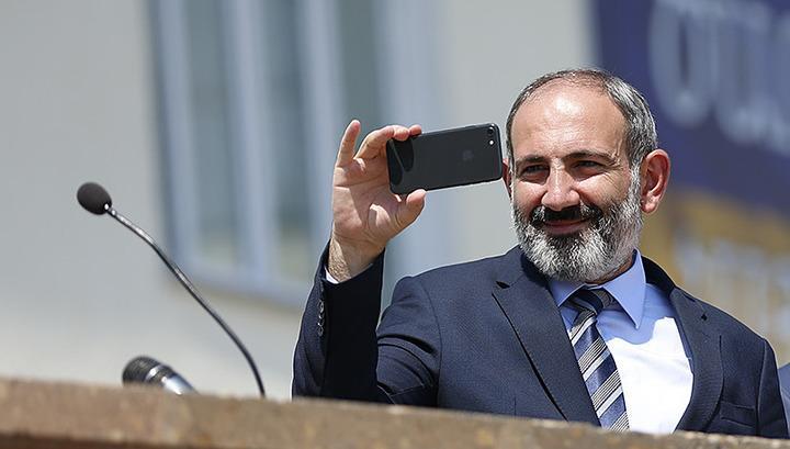 Էս կրկնակի անլեգիտիմացած ժպների իշխանությունը պատերի տակ վախեցած վնգստում է