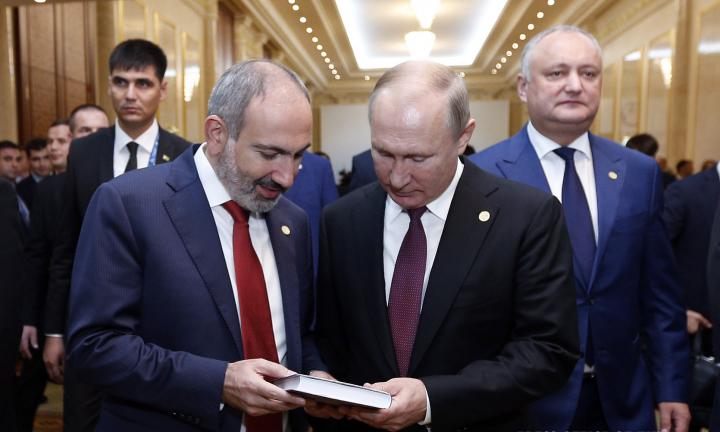 Վարչապետը Պուտինին գիրք է նվիրել