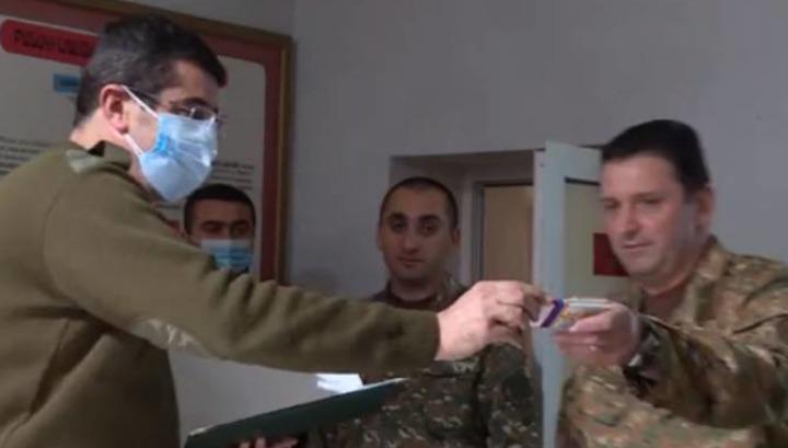 Արայիկ Հարությունյանը Ջալալ Հարությունյանին է հանձնել գեներալ-լեյտենանտի զինվորական ուսադիրները