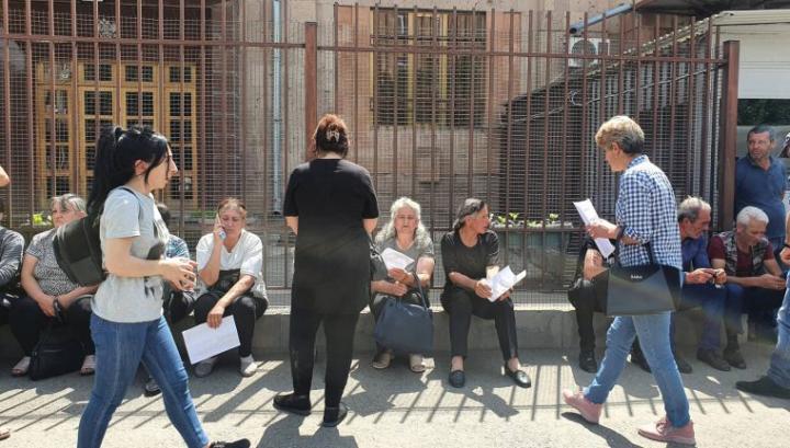 «Վերադարձրեք մեր տղաներին». բողոքի ցույց Գյումրու ռուսական հյուպատոսարանի դիմաց. Aravot.am