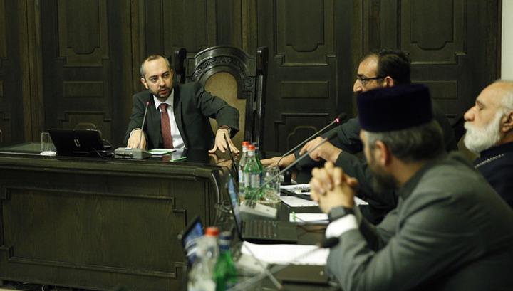 Կառավարությունում քննարկել են պետություն-եկեղեցի հարաբերությունները