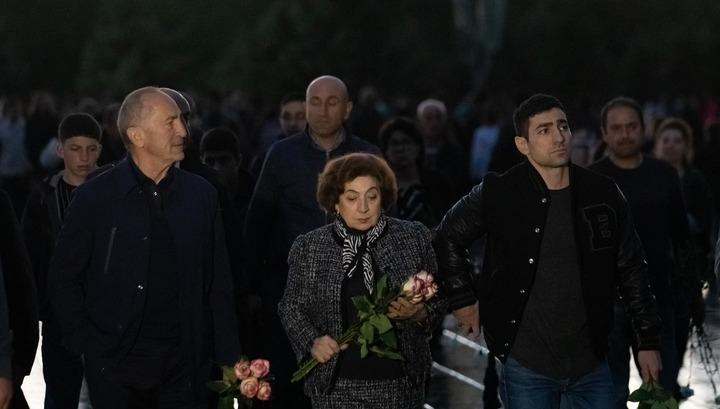 Ռոբերտ Քոչարյանը տիկնոջ և որդու հետ այցելել է Ծիծեռնակաբերդ